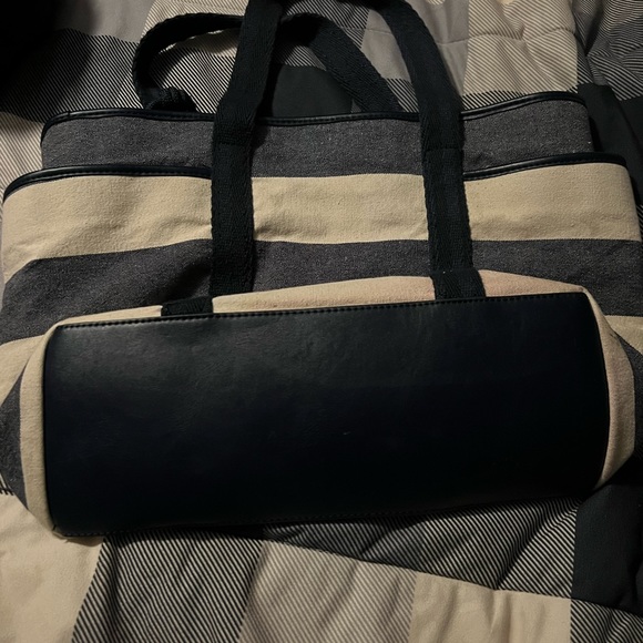 Tommy Hilfiger purse - Picture 9 of 9